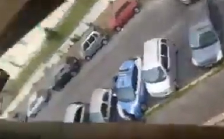 Roma, polizia gli sequestra telefonino: lui rompe vetro auto in sosta con una testata