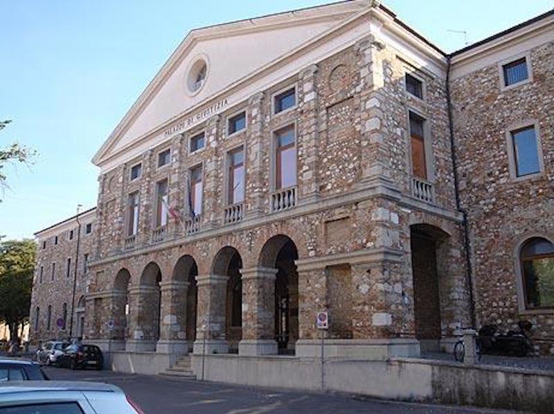 Udine, carta igienica a fuoco nei bagni del Tribunale: mistero