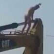 Completamente nudo e drogato si masturba su uno escavatore