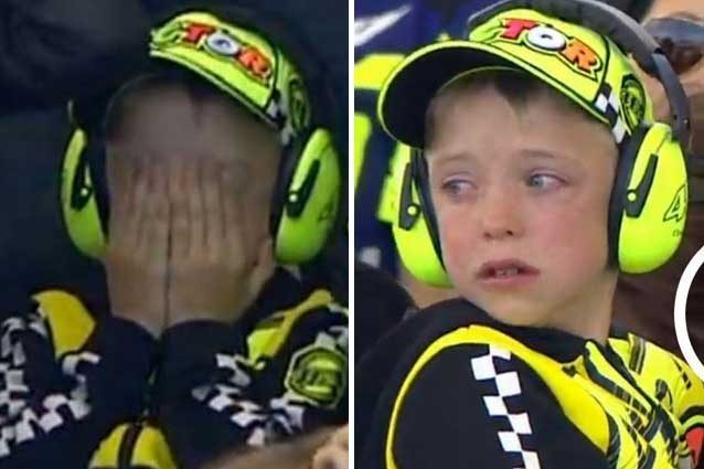 YOUTUBE Valentino Rossi cade a Le Mans: il piccolo tifoso scoppia in lacrime