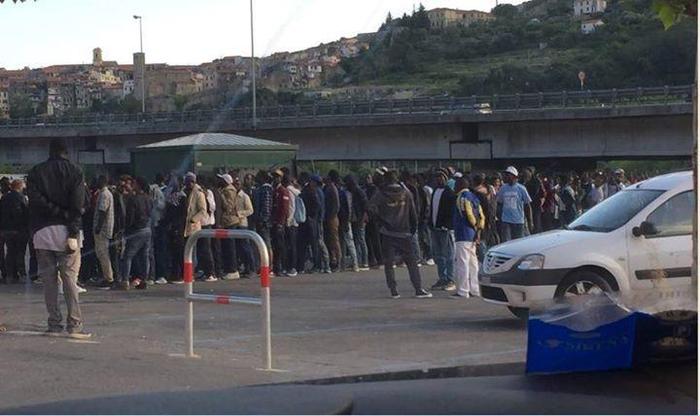 Ventimiglia, centinaia di migranti: si rischia di tornare come due anni fa