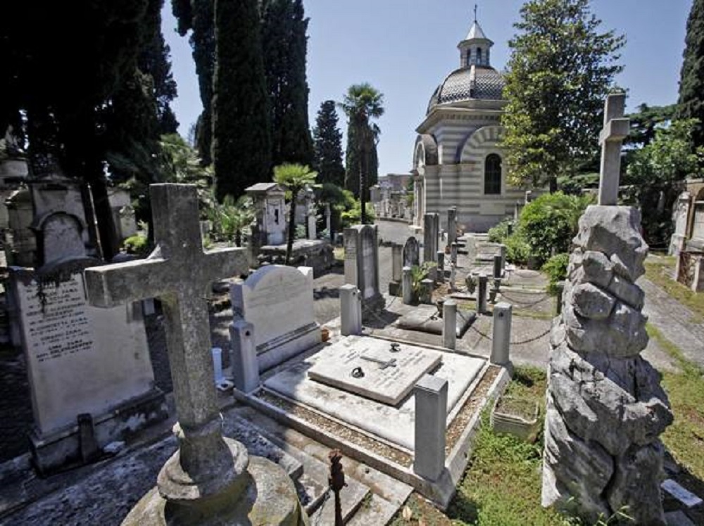 Roma, profanate decine di tombe di ebrei al Verano
