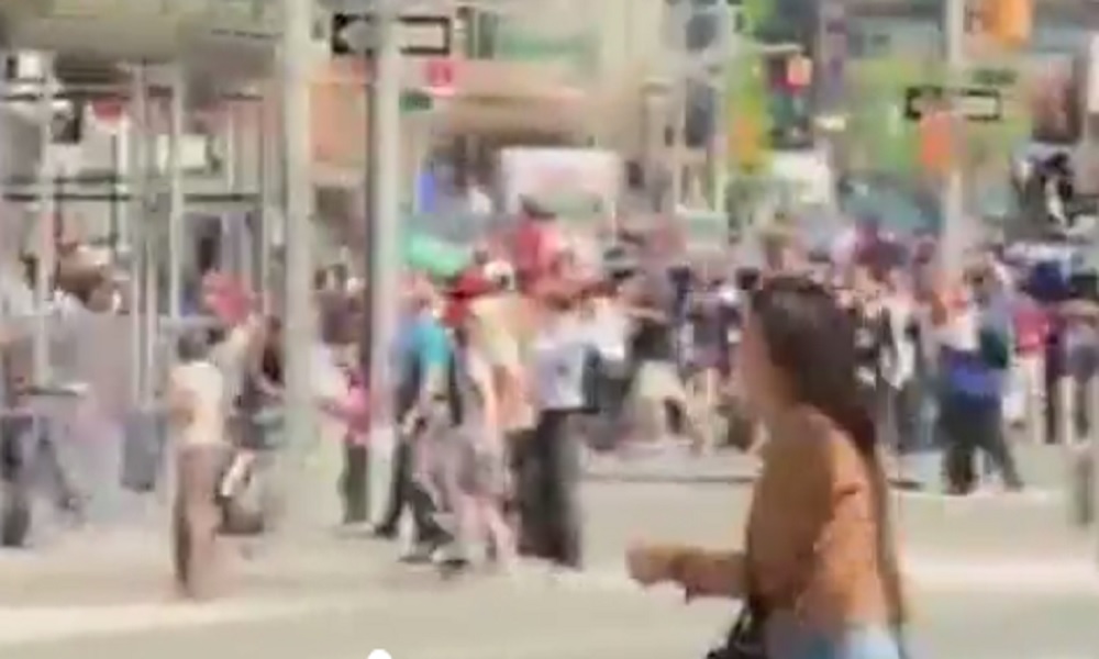 New York: il momento in cui l'auto travolge la folla a Times Square VIDEO