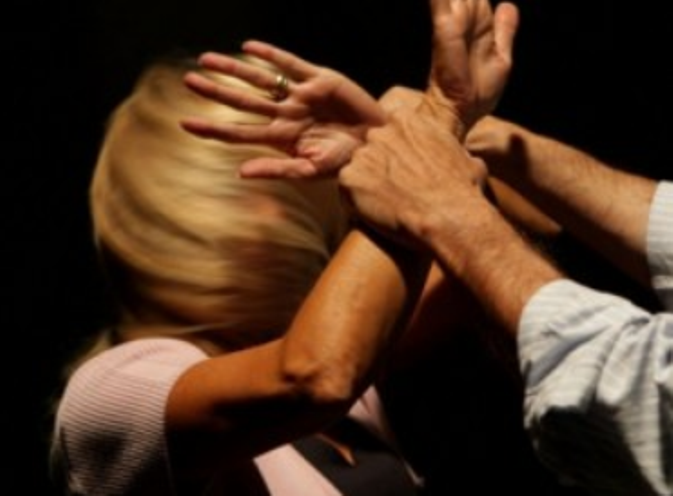 Siena, bimba di 10 anni fa arrestare il papà violento: "Correte babbo ha un coltello"