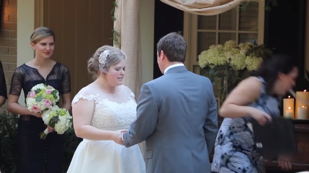 YOUTUBE Vomita durante lo scambio delle fedi, matrimonio rovinato