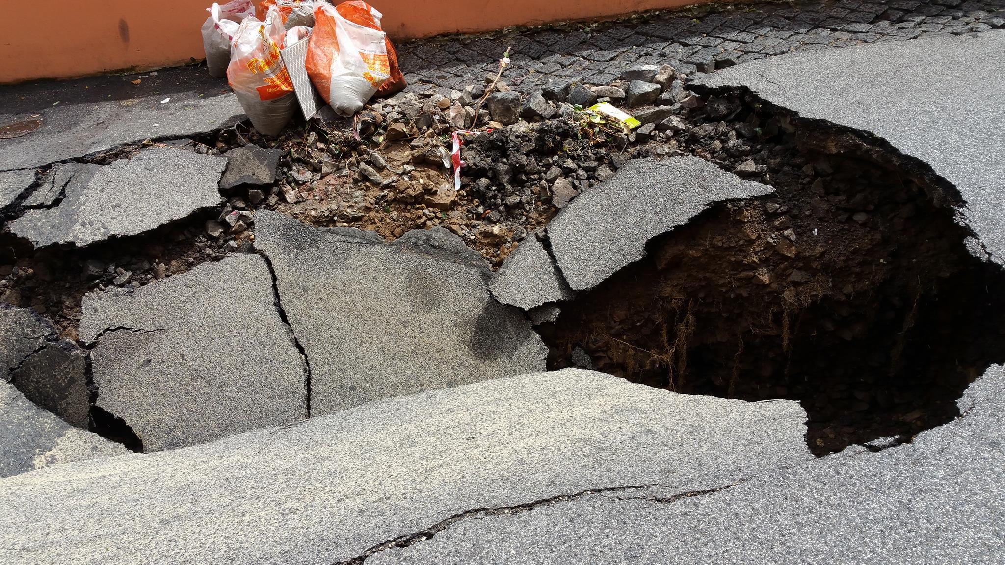 La voragine da 5 metri che si è aperta in via Giuseppe Parini a Roma