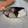 Roma, voragine di 5 metri si apre in via Parini: strada chiusa FOTO