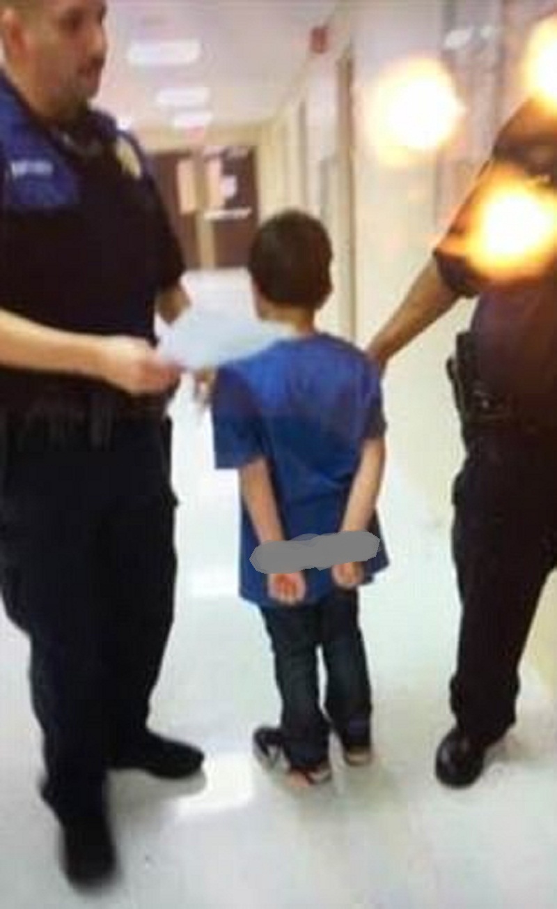Dallas, bimbo di 7 anni iperattivo fa una sfuriata a scuola: portato via in manette01
