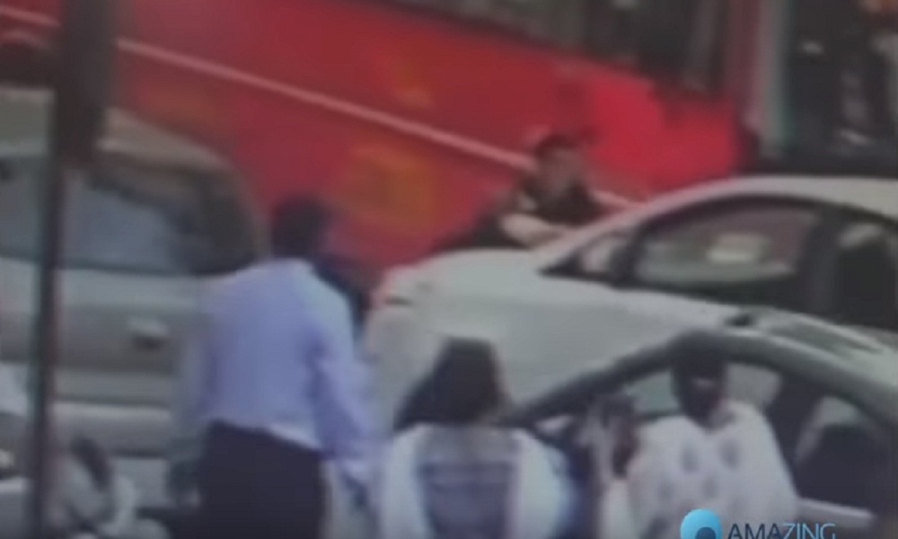 India, poliziotto in borghese investe un pedone