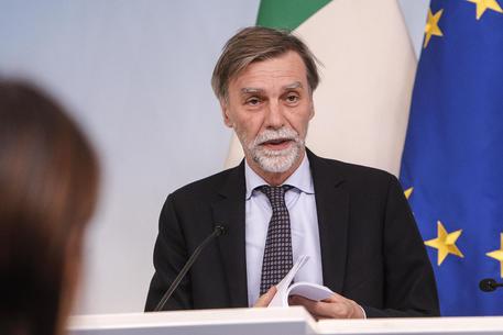 Sciopero trasporti, Delrio: "Servono nuove regole. Il Paese non può essere ostaggio di minoranze"