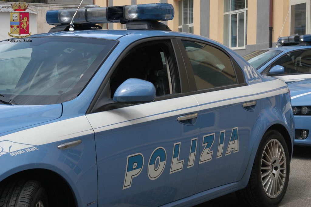 Napoli, tenta di rapire bambino di 6 anni: aggredito dalla folla, lo salva la polizia