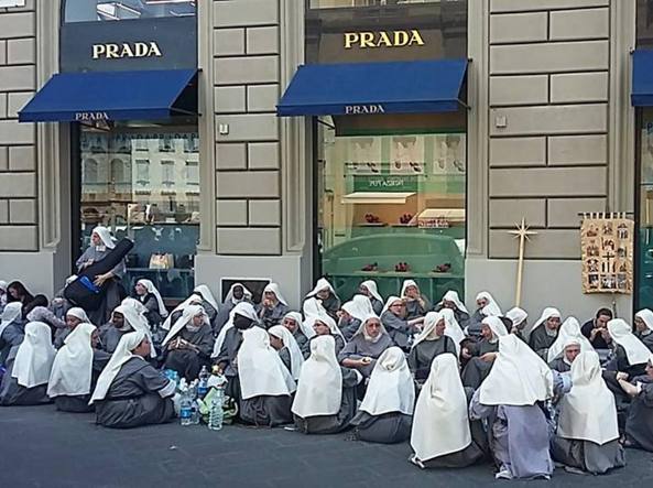 Firenze, pic-nic delle suore in centro. La Rete: "Sindaco Nardella, innaffia anche loro"