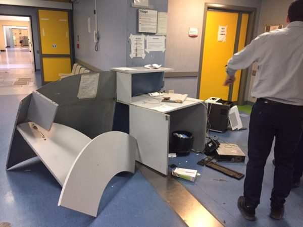 Caserta, muore il padre e sfascia il pronto soccorso dell'ospedale