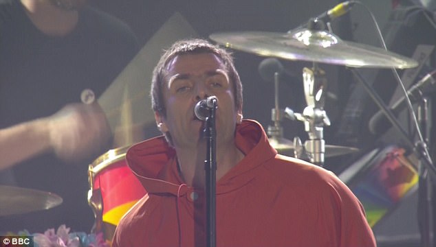 Manchester, Liam Gallagher contro Noel: "Mi scuso per l'assenza di mio fratello"