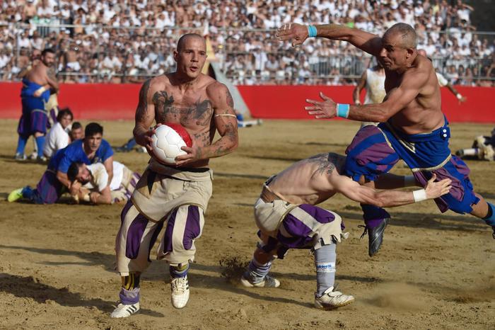 Calcio storico, Santo Spirito (Bianchi) batte Santa Maria Novella (Rossi). Lotti magnifico messere