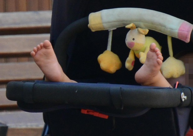 "Dimentica" la figlia di 3 anni per andare a bere un aperitivo in barca