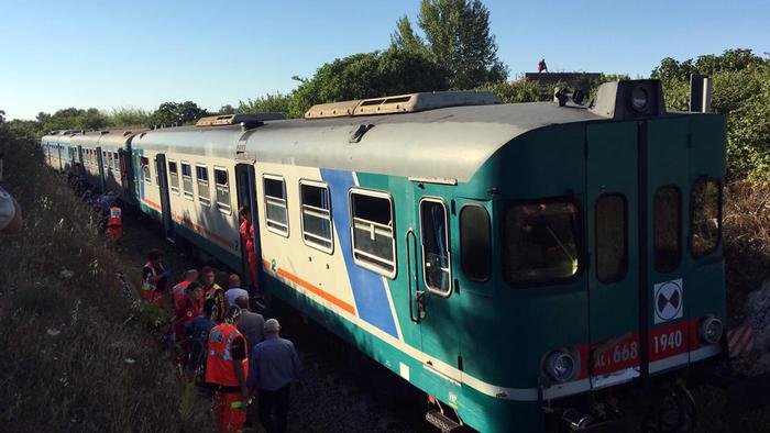 Salento, scontro fra treni: un convoglio partito col rosso, ipotesi errore umano