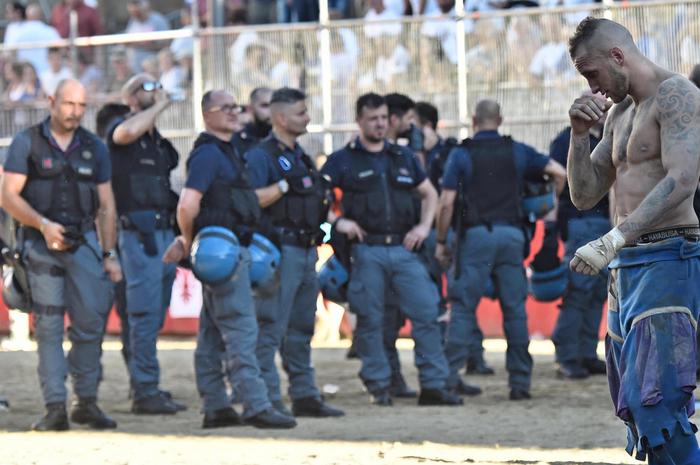 Calcio Storico a Firenze, ferito l'arbitro e partita sospesa polizia in campo