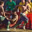 Calcio Storico a Firenze, ferito l'arbitro e partita sospesa polizia in campo