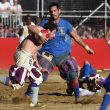Calcio Storico a Firenze, ferito l'arbitro e partita sospesa polizia in campo