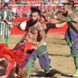 Calcio Storico a Firenze, ferito l'arbitro e partita sospesa polizia in campo