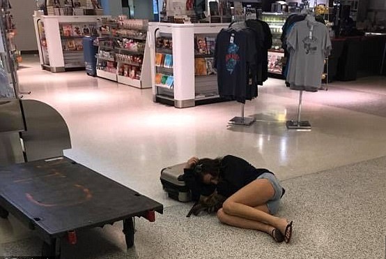 Coppia sposini denuncia perdita di carburante da aereo