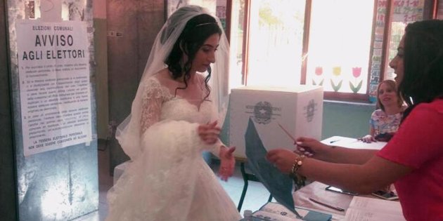 Dopo il matrimonio si presenta al seggio vestita da sposa FOTO