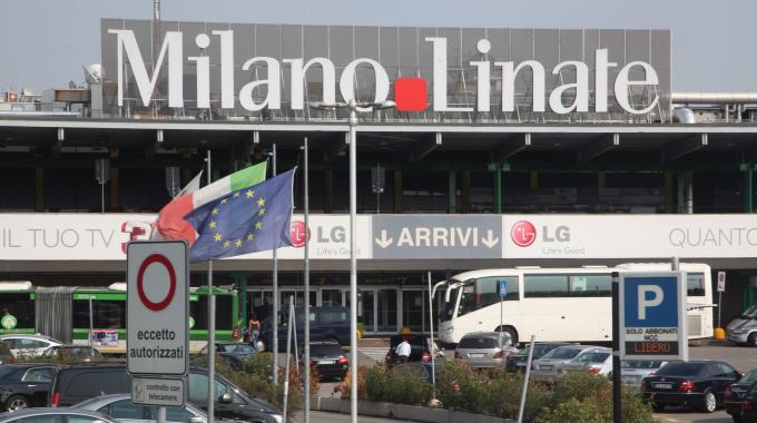 Linate, rissa tra egiziani sull'aereo pronto al decollo: "Mi ha fatto il malocchio". Volo ritardato di due ore