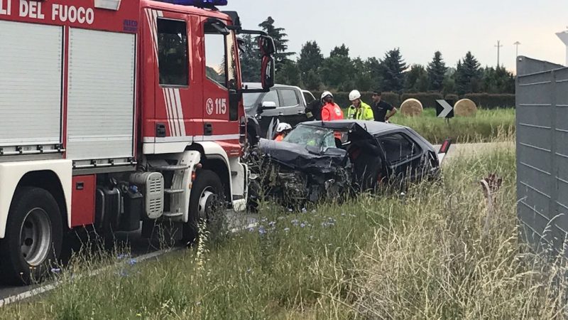 Agrate Brianza, auto contro camion: due feriti, uno è grave