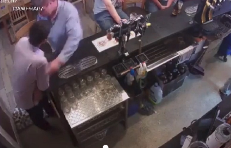 Proprietario pub picchia la moglie e mette VIDEO su web: arrestato
