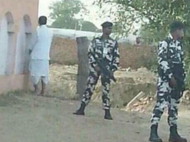 India, ministro dell'Agricoltura pizzicato mentre