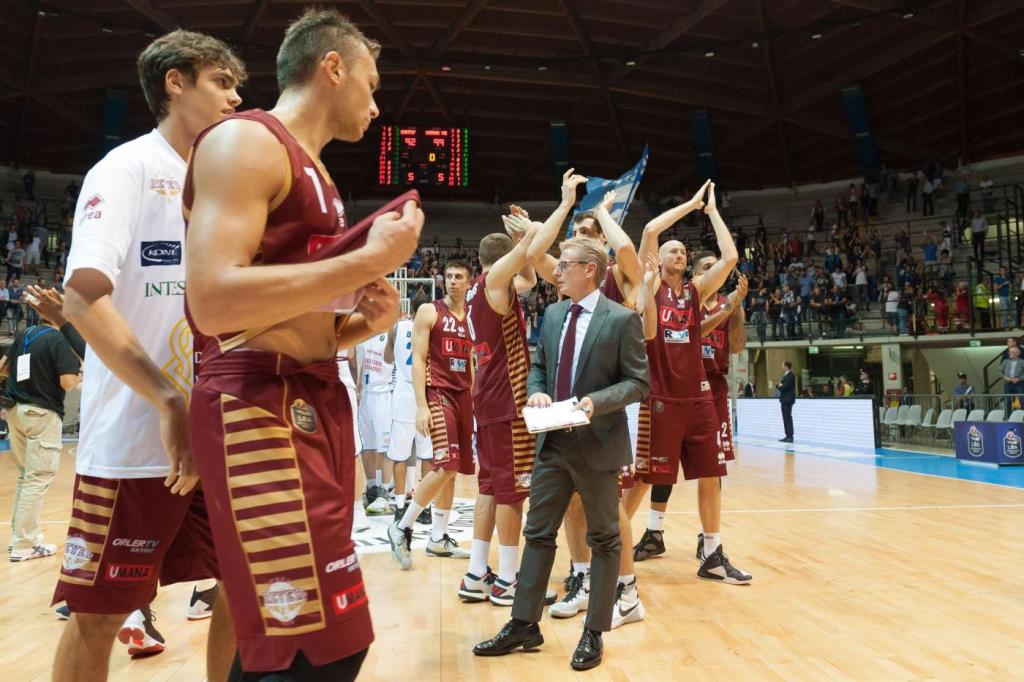 Basket, la Reyer Venezia vince lo scudetto dopo 74 anni: Trento battuta in gara 6
