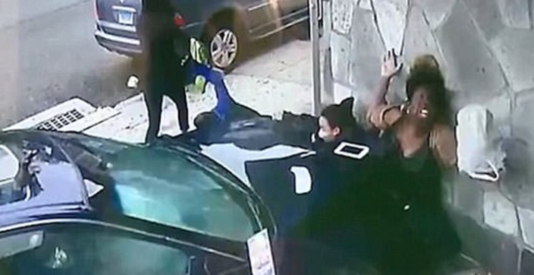 YOUTUBE Shanta Jordan eroina: per proteggere un ragazzino si fa schiacciare da auto in corsa