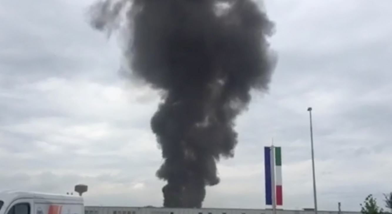 Zingonia (Bergamo), incendio al colorificio Spavi: nube di fumo in cielo