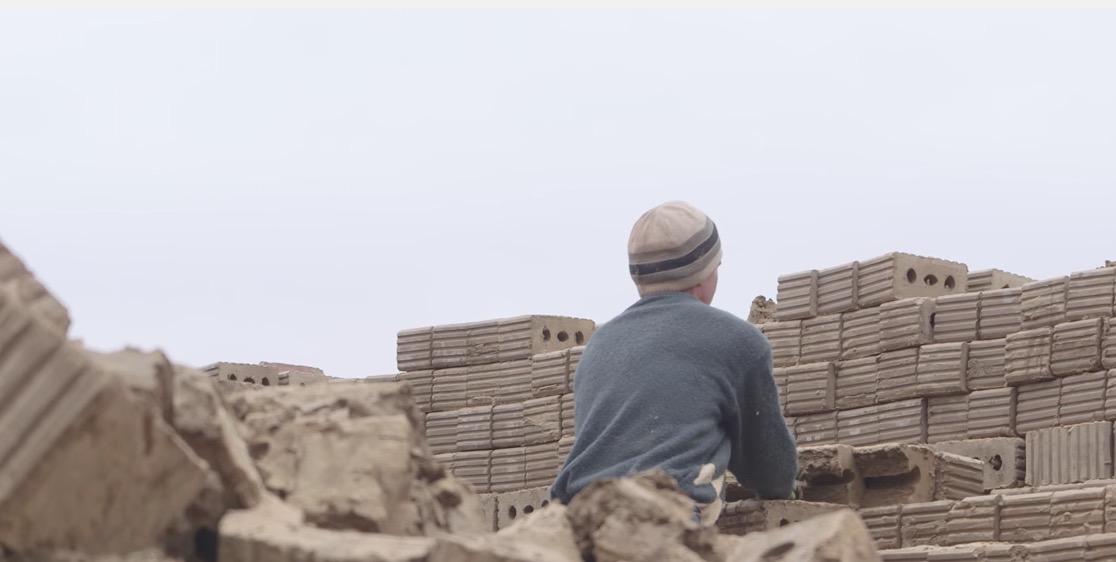 YOUTUBE Russia, gli schiavi delle fabbriche di mattoni: reclutati in città, portati in Daghestan