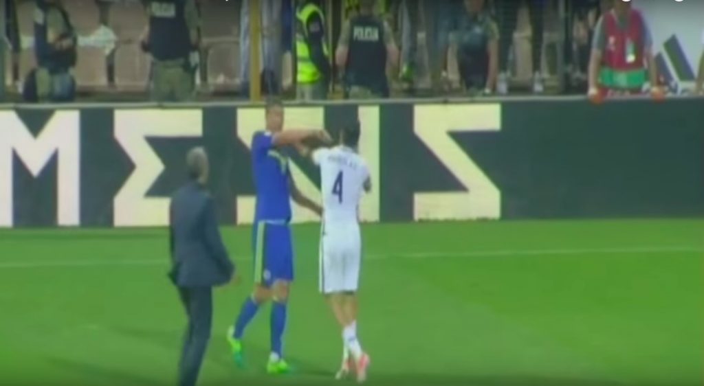 YouTube, Dzeko-Manolas: mani al collo e scoppia la rissa in Bosnia-Grecia