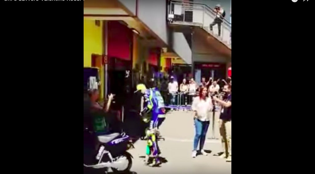 YouTube, Valentino Rossi placcato da un piccolo tifoso al Mugello