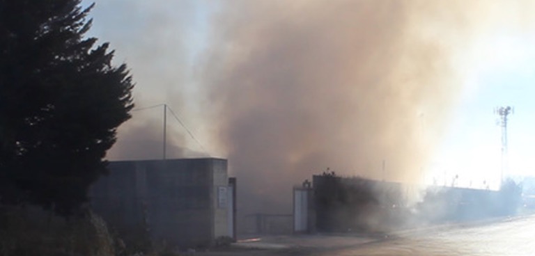 Battipaglia, incendio in una azienda di smaltimento rifiuti: paura nube tossica