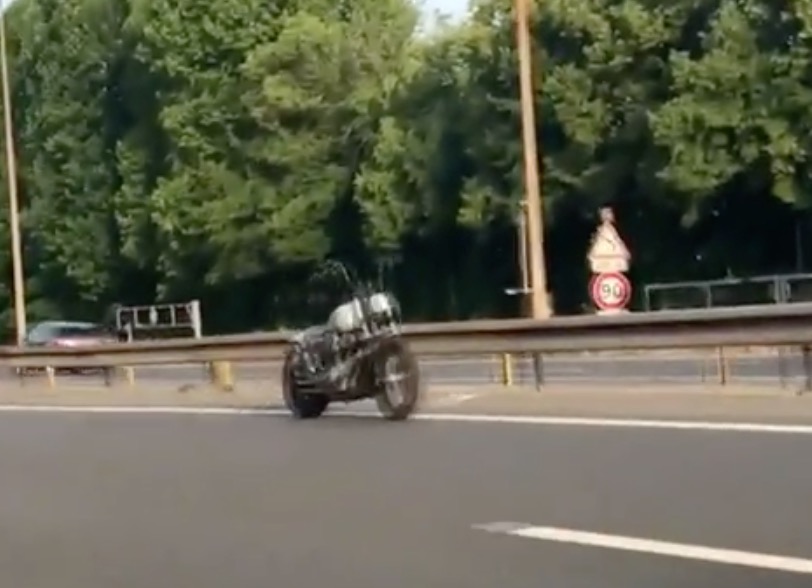 YOUTUBE Moto fantasma: senza pilota in autostrada. Mistero in Francia