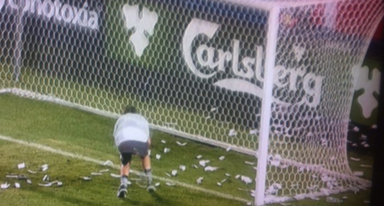 Donnarumma, striscione e dollari finti durante Italia-Danimarca