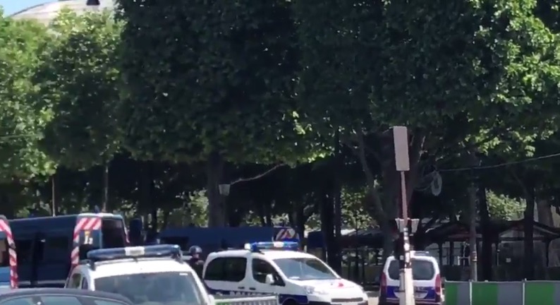 Parigi, auto in fiamme sugli Champs Elysées: un uomo a terra