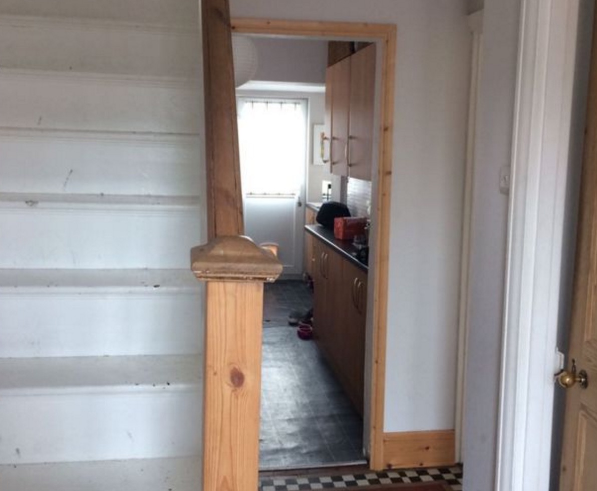 "Cercasi babysitter per 4.500 euro al mese": ma nessuna accetta. "Quella casa è infestata"