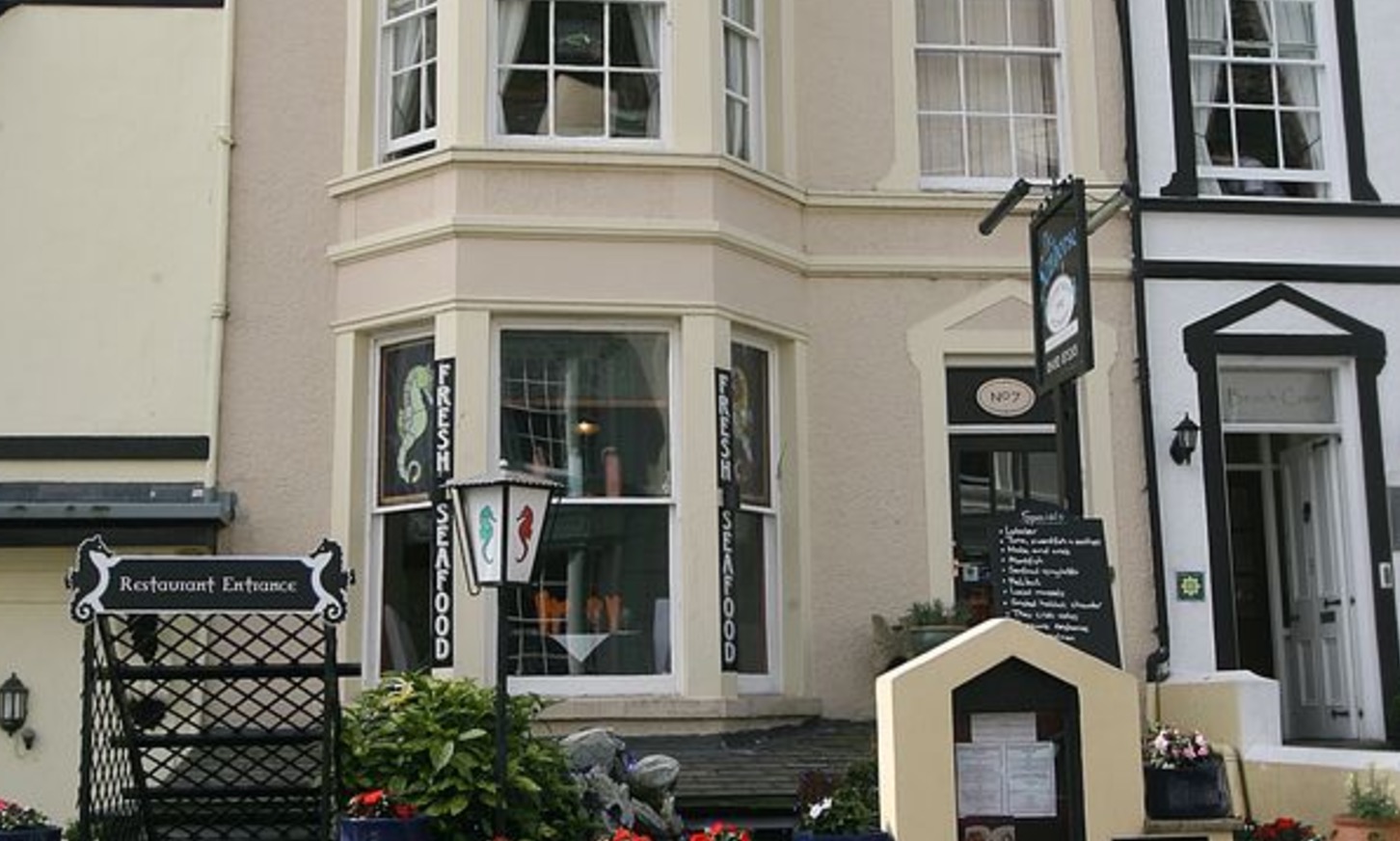 Vanno a pranzo per la festa del papà ma lasciano i tre figli in auto sotto il sole