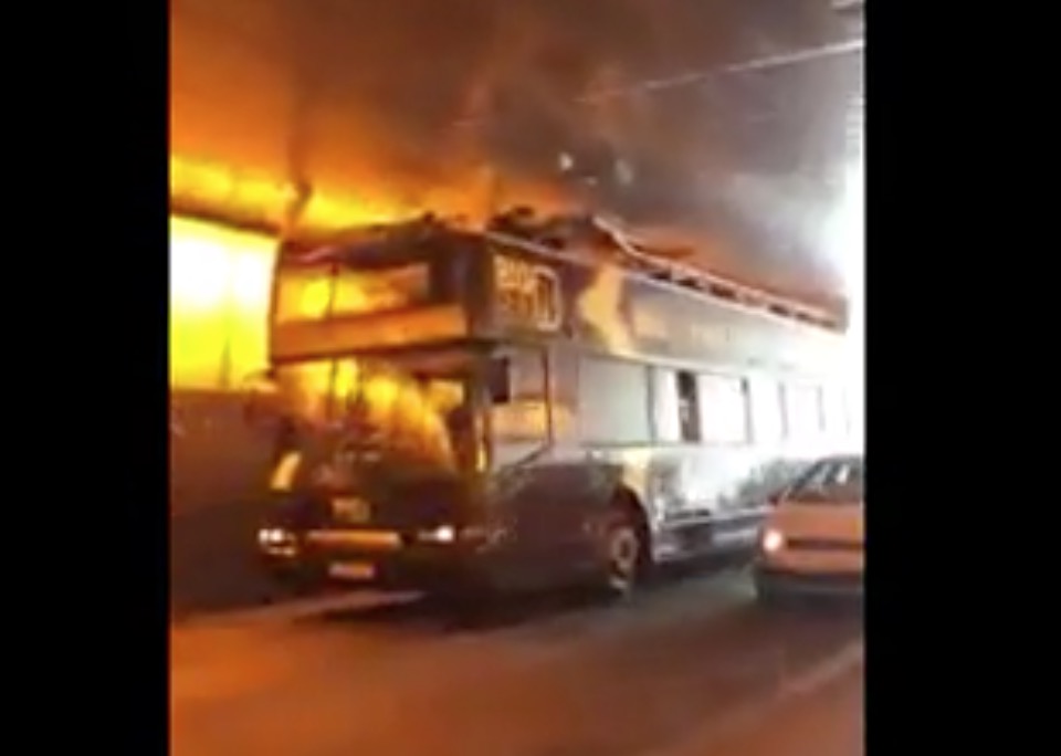 YOUTUBE Parigi, pullman turistico a due piani si incastra nel tunnel