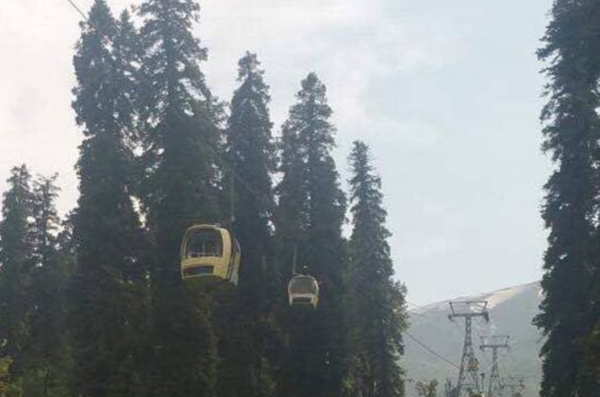 YOUTUBE India, si spezza il cavo della funivia, cabina precipita nel vuoto: 7 morti