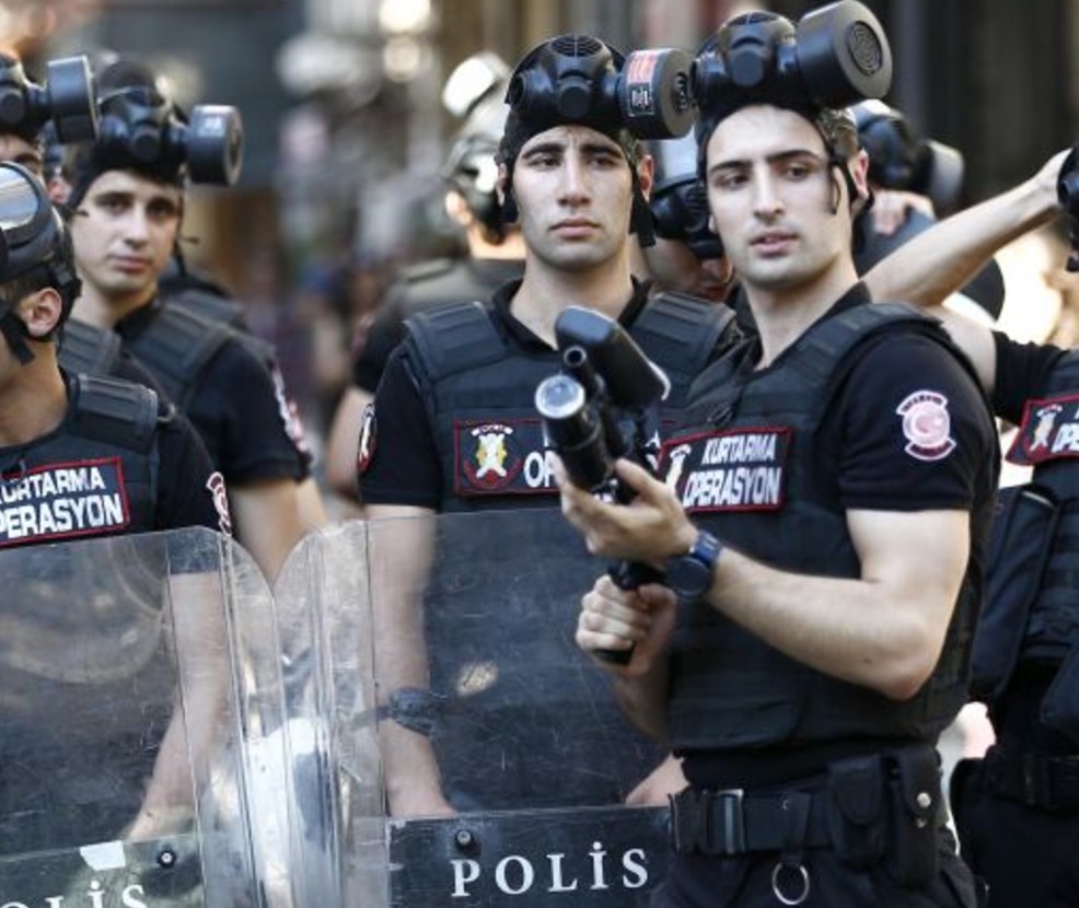 YOUTUBE Gay Pride in Turchia: proiettili di gomma, idranti della polizia e arresti