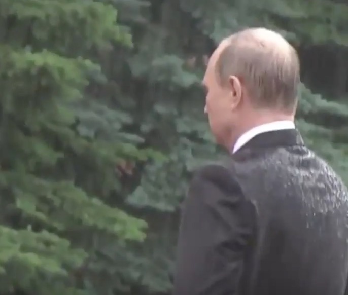 YOUTUBE Vladimir Putin impassibile nonostante il nubifragio ricorda i caduti