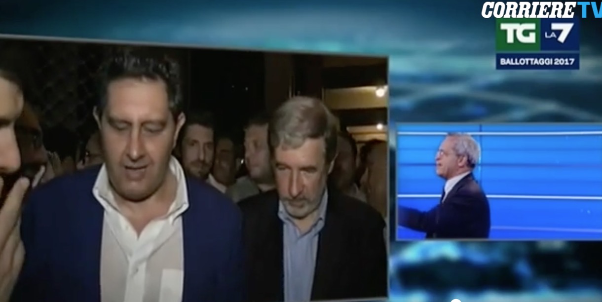 Enrico Mentana in collegamento con Paolo Celata, ma lui non sente: "Scena patetica" VIDEO