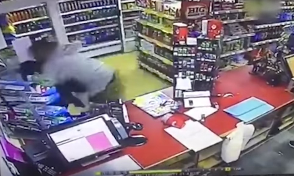 YOUTUBE Cliente eroe immobilizza il rapinatore armato di coltello