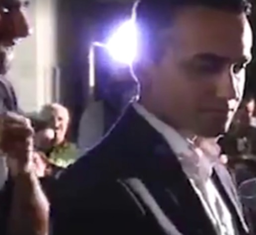 YOUTUBE Luigi Di Maio sbaglia il nome di a Canosa di Puglia. Di Battista lo riprende